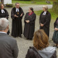 Gebet vor dem Gottesdienst vor der Christuskirche in Garmisch | Bild: Johannes Dubberke