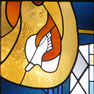 Der Heilige Geist - Ausschnitt aus einem Kirchenfenster der Johanneskirche zu Partenkirchen