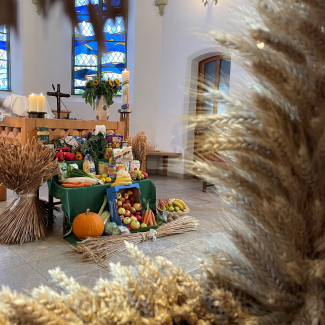 Erntealtar in der Johanneskirche zu Partenkirchen - Erntedank 2022