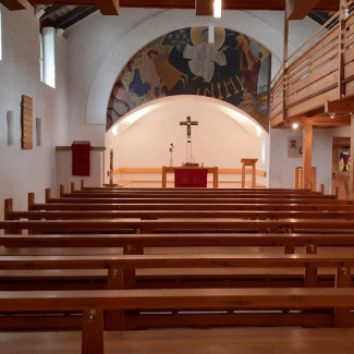 Kirchenbänke in der Christuskirche Garmisch