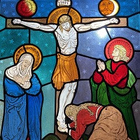 Kreuzigung Jesu - Ausschnitt aus einem Kirchenfenster in der Johanneskirche zu Partenkirchen