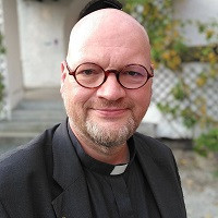 Pfr. Martin Dubberke vor der Johanneskirche in Partenkirchen