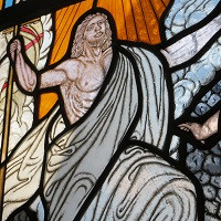 Der auferstandene Jesus in der Johanneskirche (Ausschnitt aus einem Kirchenfenster)