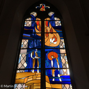 Jesu Taufe im Jordan durch Johannes -  Kirchenfenster in der Johanneskirche