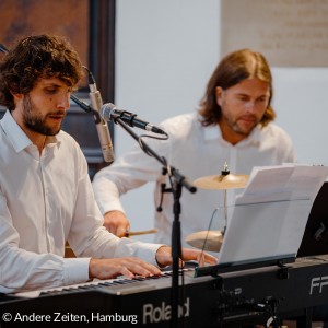 Manuel Hansen (Percussion) und Maruam Sakas (Keyboard)
